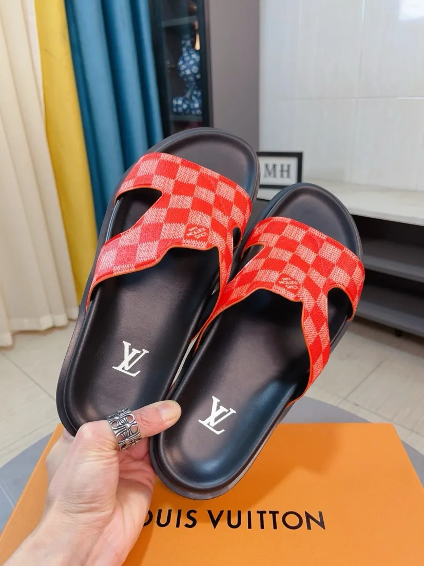 Men's shoes💰300🌹🌹【LV】Multi-color new men's slippers, original top-quality version, original special cowhide with pebbled embossing➕sheepskin on the inner and side, non-slip combination sole, more stable walking, more comfortable and lightweight, high-end and generous, size: 38~44